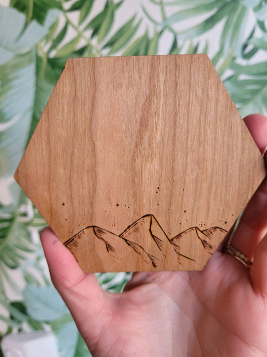 Sous-verre en bois avec gravures de montagnes, fait à la main