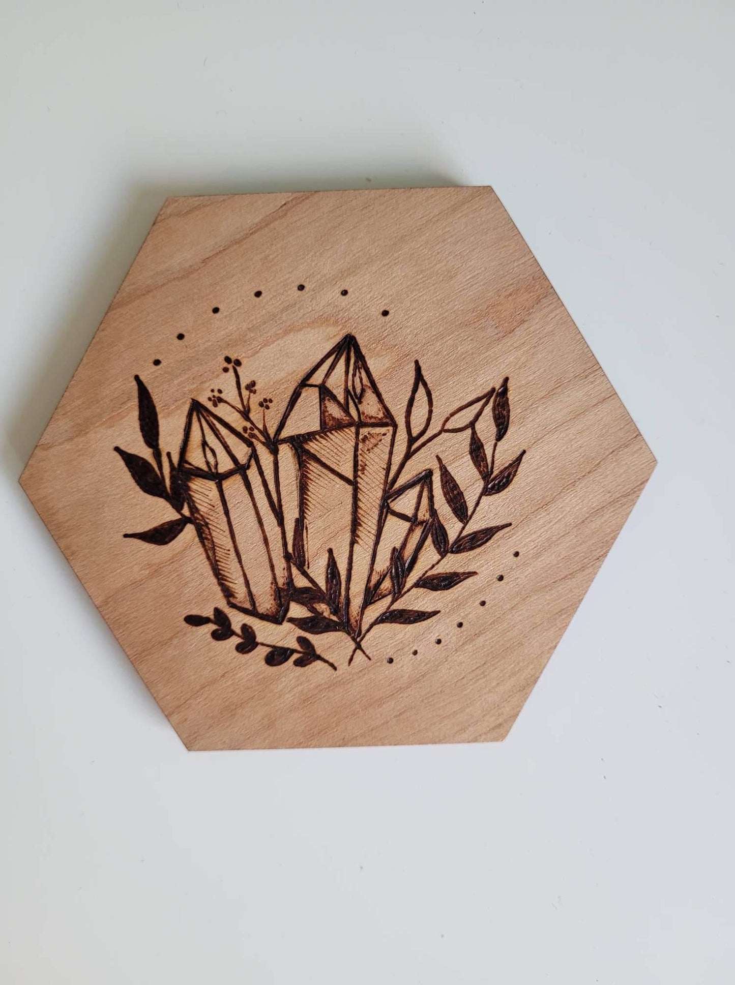 Sous-verre en bois avec gravures de cristaux et feuillages, fait à la main