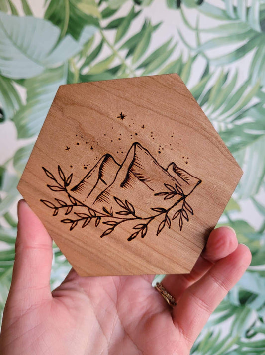 Sous-verre en bois avec gravures de montagnes et feuillages, fait à la main
