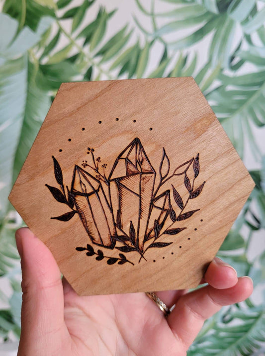 Sous-verre en bois avec gravures de cristaux et feuillages, fait à la main